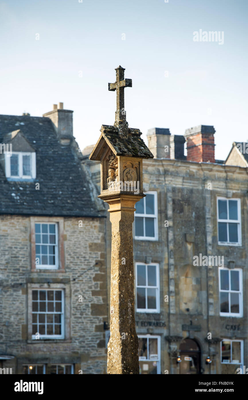 La piazza del mercato Croce, Stow on the Wold, Cotswolds, Gloucestershire, Inghilterra Foto Stock