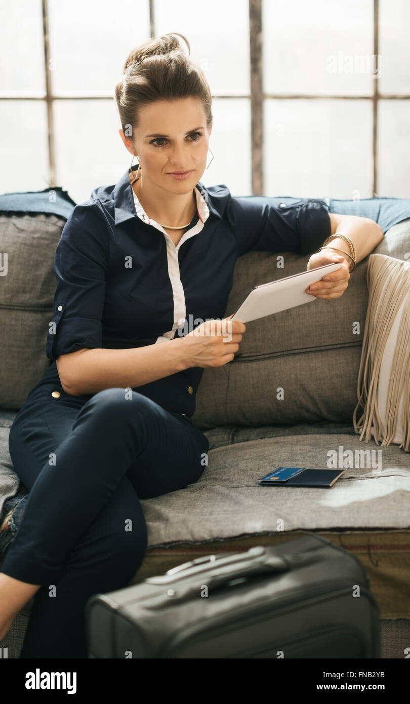 Il riempimento ispirati per l'avventura! Donna elegante con carta di credito, passaporto e pronti per la partenza dei bagagli biglietto di ordinazione online Foto Stock