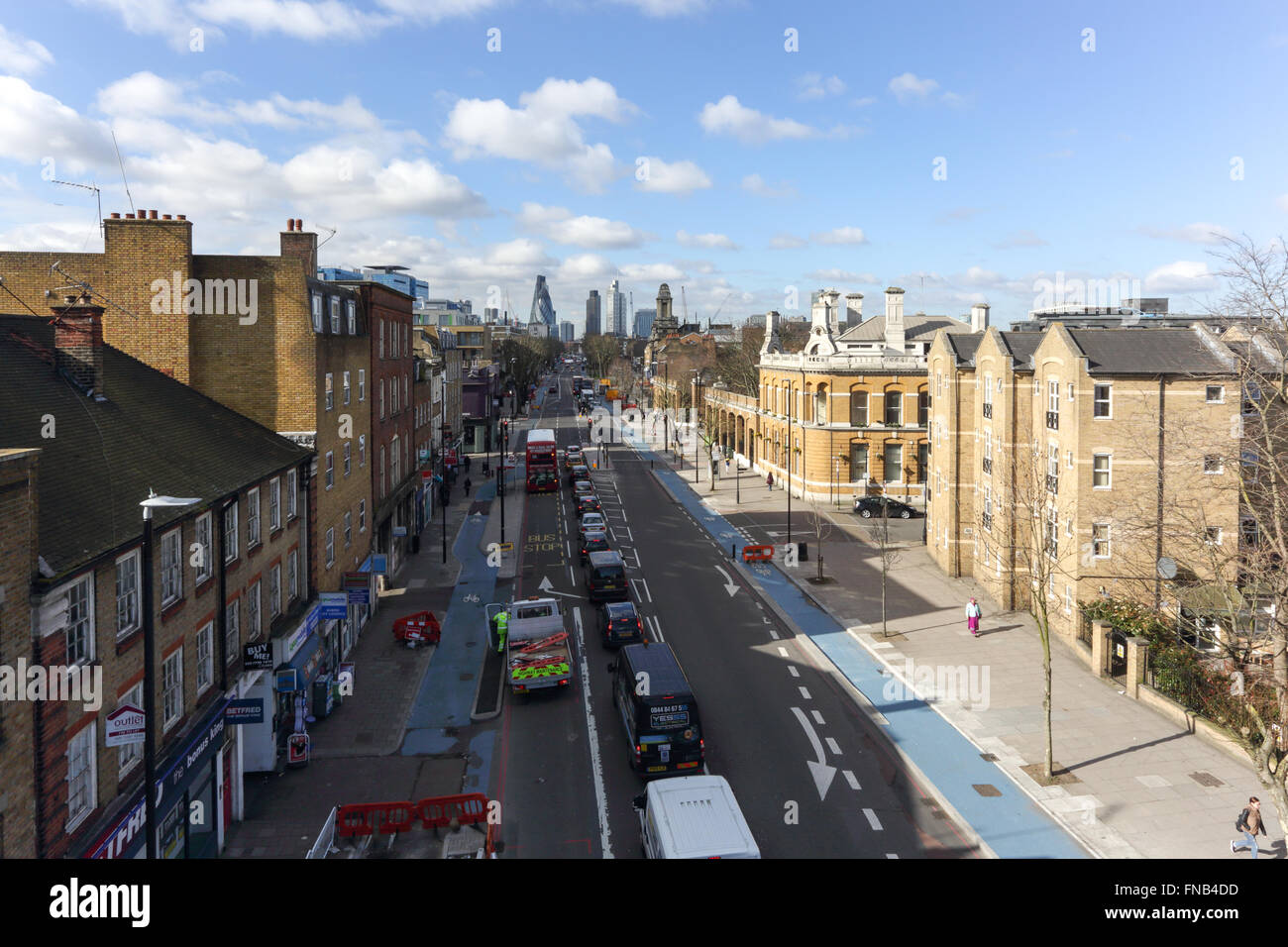 Mile End Road, Whitechapel - guardando verso la città Foto Stock