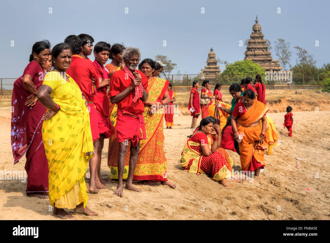 Spiaggia szene presso la riva tempio di Mahabalipuram, Tamil Nadu, India Foto Stock