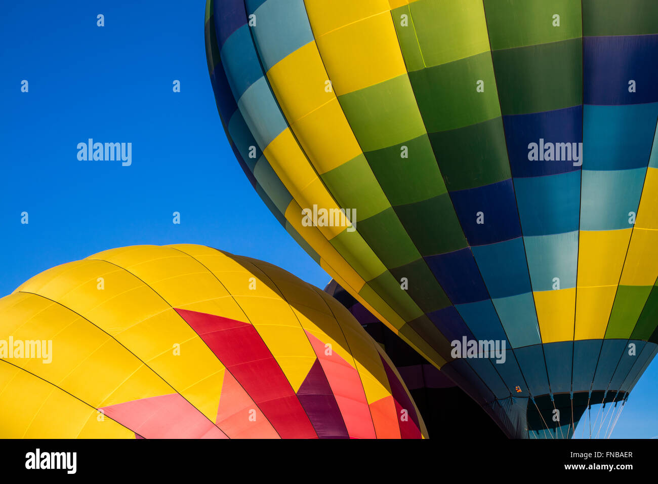Immagine astratta di due i palloni ad aria calda contro un profondo cielo blu Foto Stock