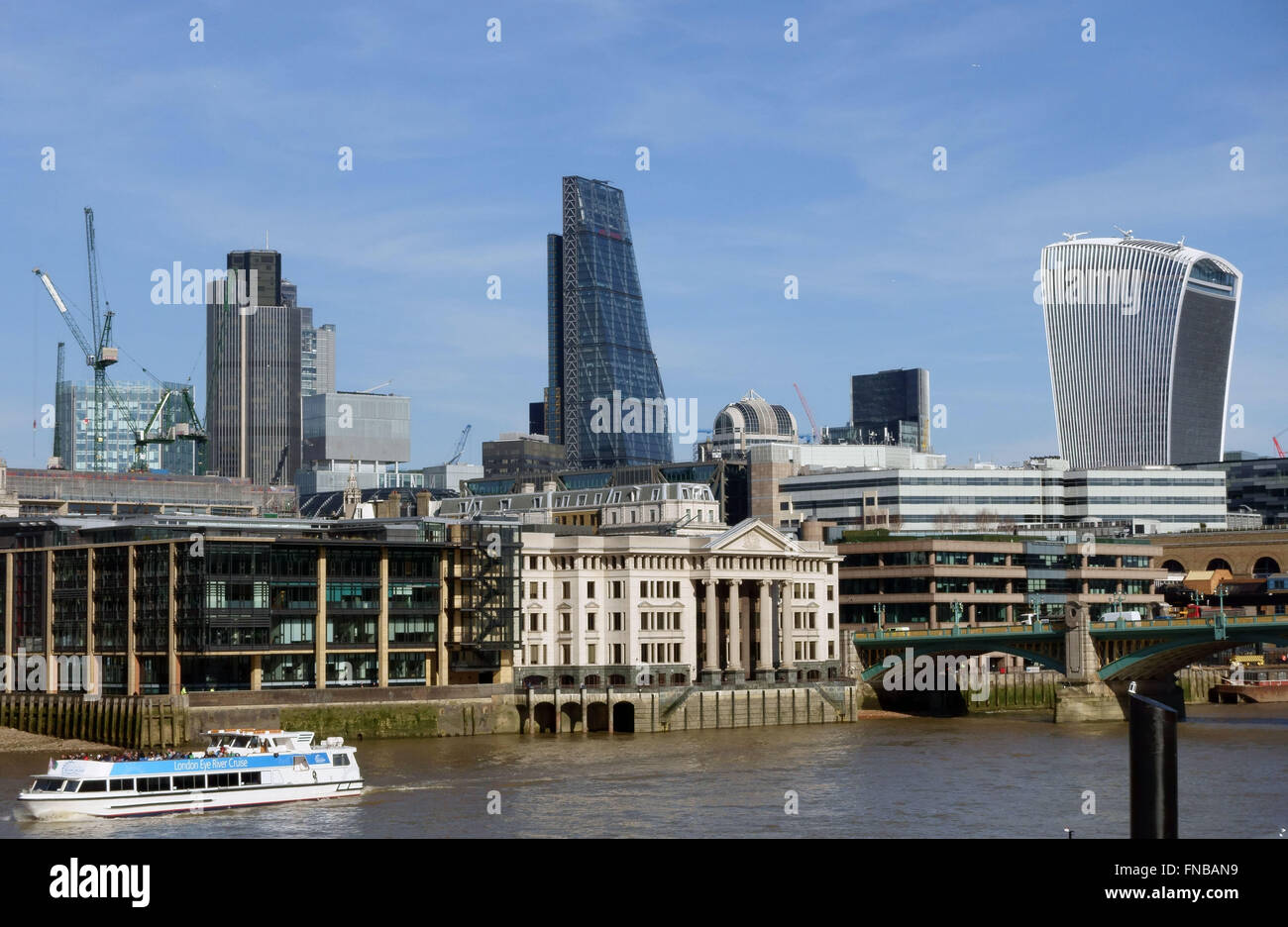 Crociera lungo il fiume con la City of London skyline Foto Stock