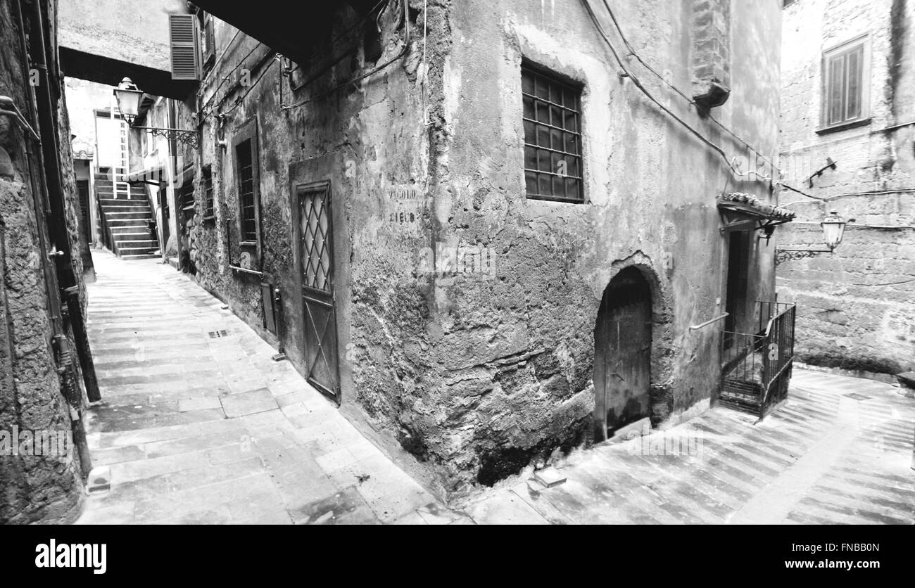Calcata di medievale alleway in inverno (bianco e nero) Foto Stock