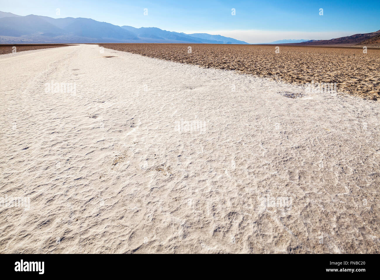 Bacino Badwater al tramonto, il Parco Nazionale della Valle della Morte. Foto Stock