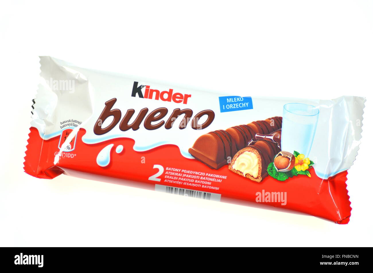 Kinder Bueno barrette di cioccolato isolato su sfondo bianco. Foto Stock