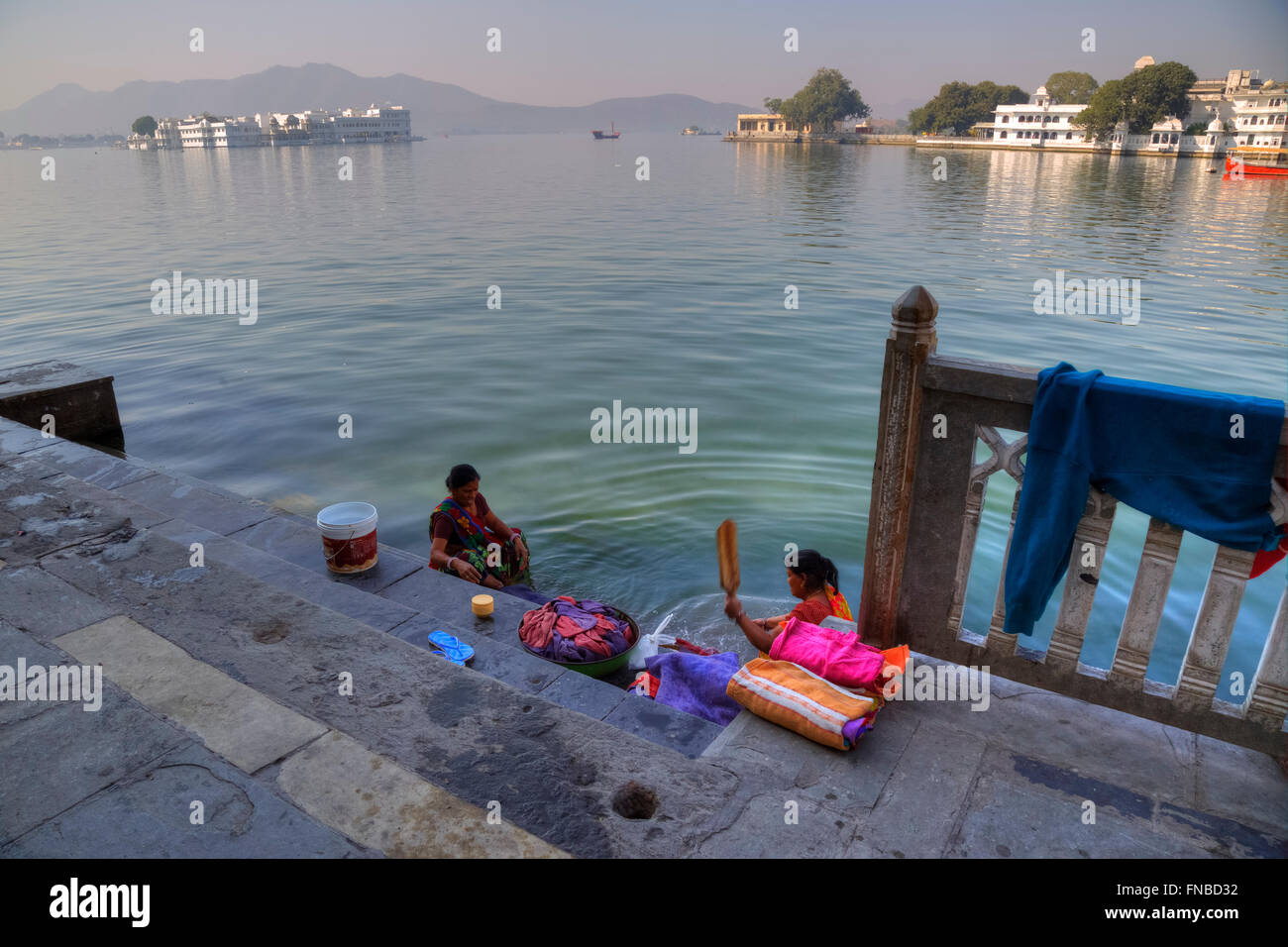 Donne che svolgono servizio lavanderia a Lake Palace di Udaipur, Lago Pichola, Rajasthan, India Foto Stock