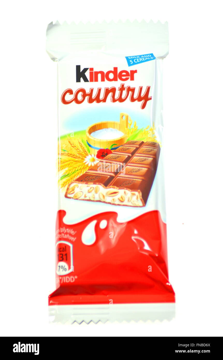 Kinder Paese barra di cioccolato isolato su sfondo bianco. Kinder Paese barre sono prodotte da Ferrero Foto Stock