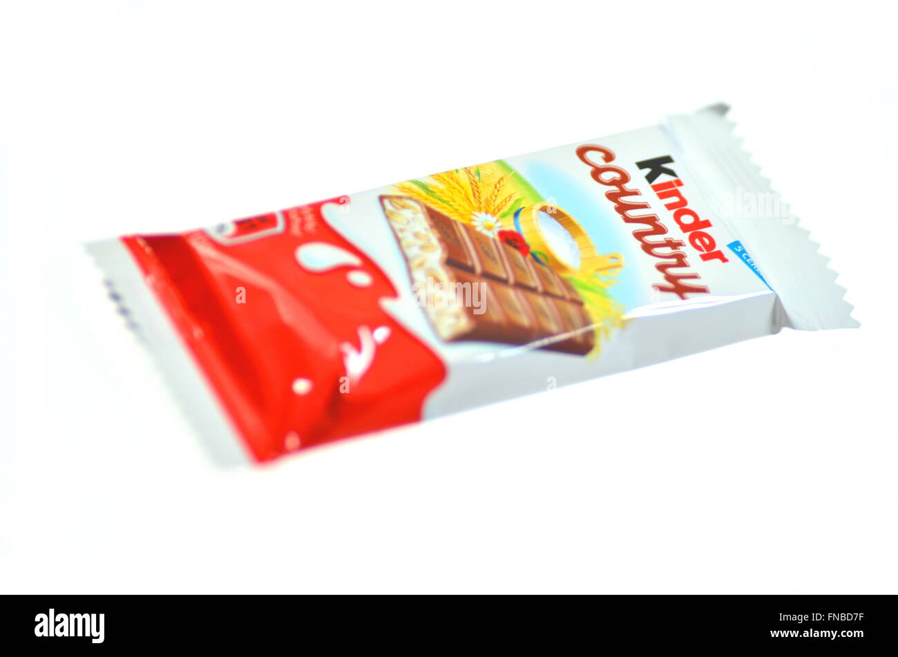 Kinder Paese barra di cioccolato isolato su sfondo bianco. Kinder Paese barre sono prodotte da Ferrero Foto Stock