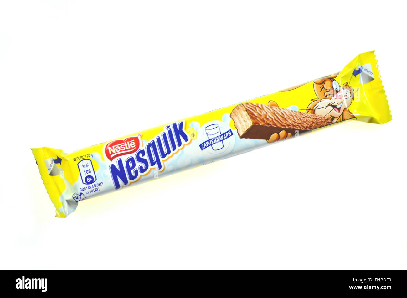 Nesquik barra di cioccolato isolato su sfondo bianco. Foto Stock