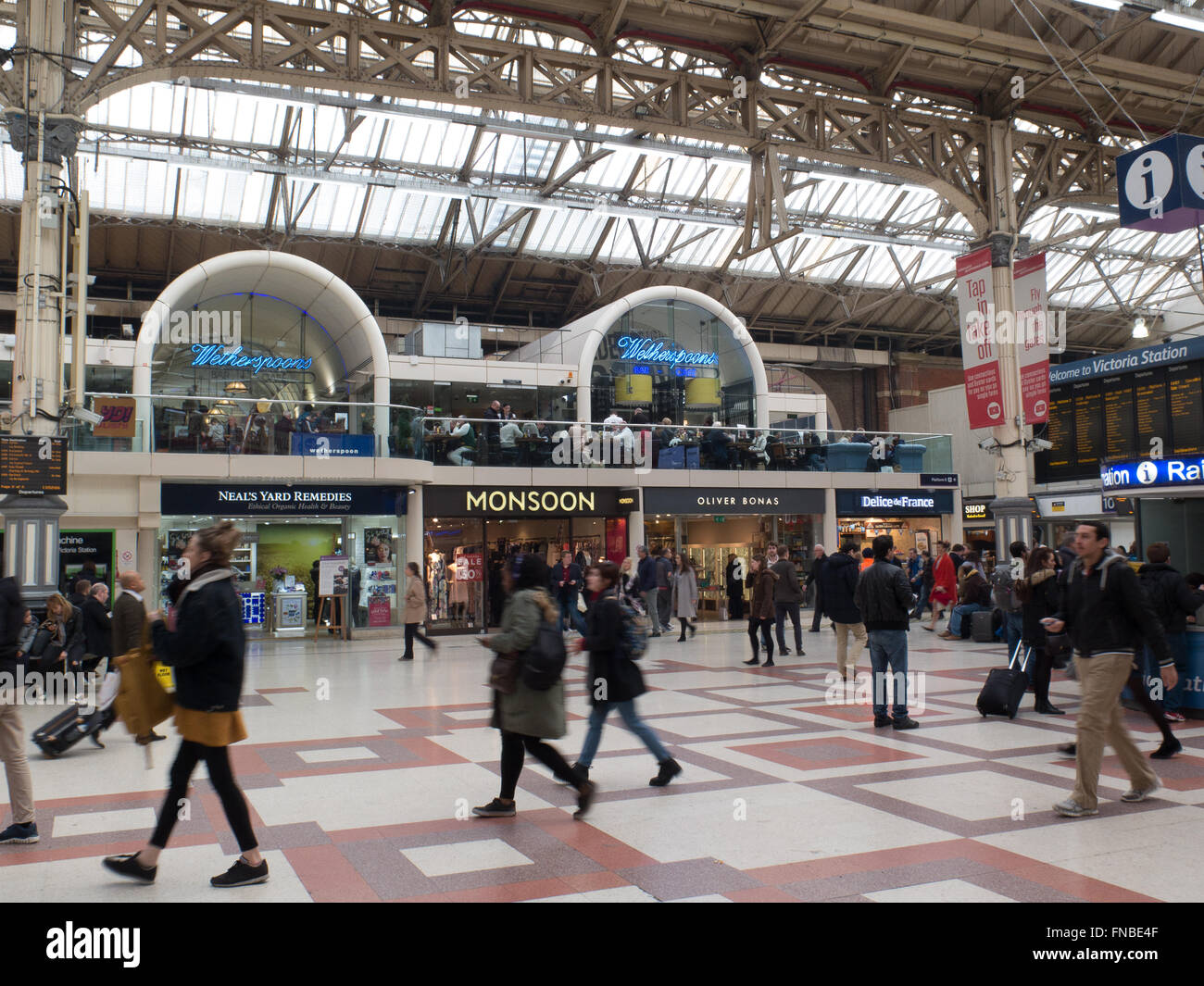 Treni Victoria Station di Londra Inghilterra Regno Unito Europa Foto Stock