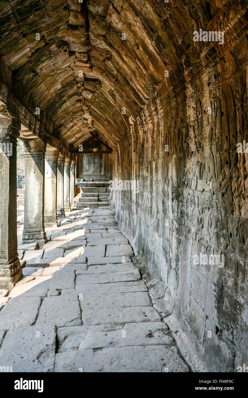 Corridoio e colonne, il Bayon, Angkor Thom, il Parco Archeologico di Angkor, Siem Reap, Cambogia Foto Stock