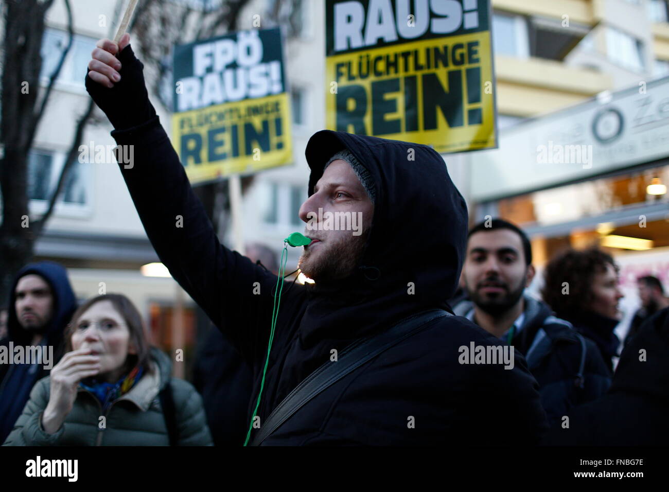 Vienna, Austria. Il 14 marzo 2016. I dimostranti protestano un rally che si terrà dall'estrema destra la libertà delle parti di Austria (FPÖ) in Liesing sobborgo di Vienna, Austria. Liesing è il sito di un rifugiato centro di alloggiamento, disegno rabbia da sostenitori del anti-immigrati FPÖ. Credito: David Cliff/Alamy Live News Foto Stock