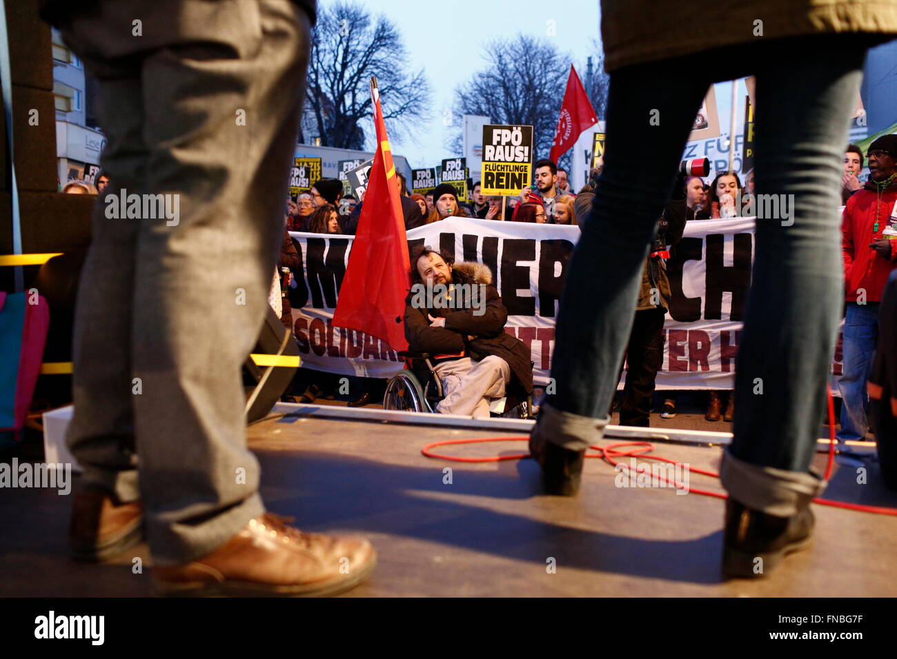 Vienna, Austria. Il 14 marzo 2016. I dimostranti protestano un rally che si terrà dall'estrema destra la libertà delle parti di Austria (FPÖ) in Liesing sobborgo di Vienna, Austria. Liesing è il sito di un rifugiato centro di alloggiamento, disegno rabbia da sostenitori del anti-immigrati FPÖ. Credito: David Cliff/Alamy Live News Foto Stock
