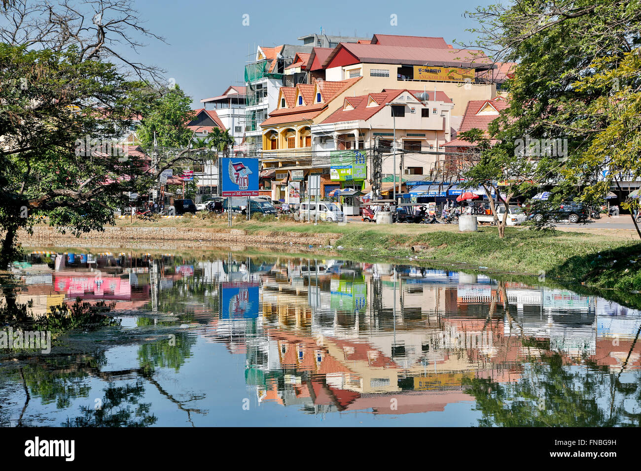 Gli edifici colorati riflessa sul Fiume Siem Reap, Siem Reap, Cambogia Foto Stock