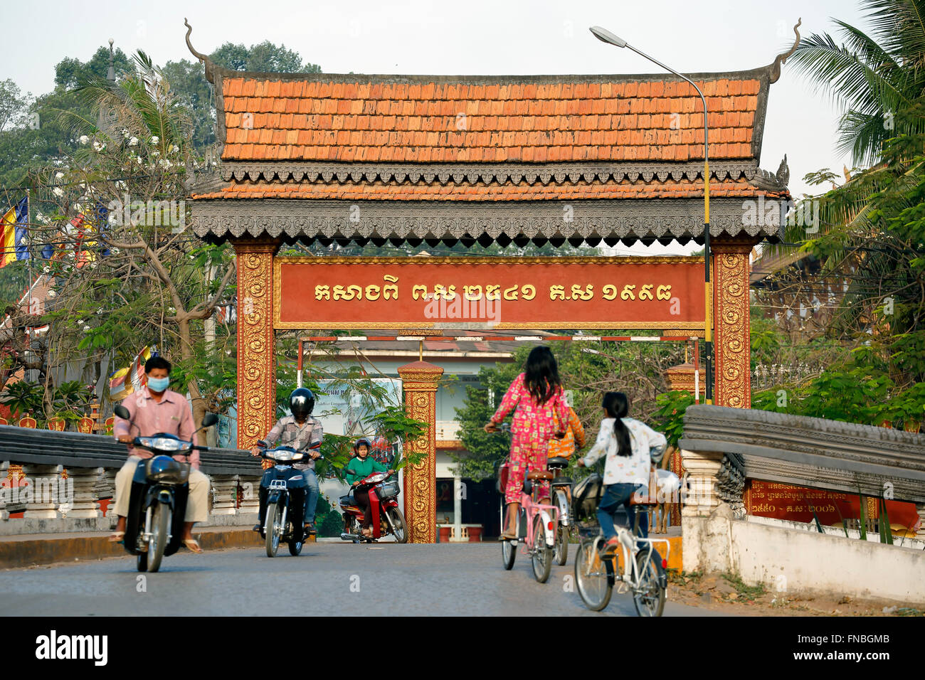 Il traffico sul ponte con pagoda-come gate, Siem Reap, Cambogia Foto Stock