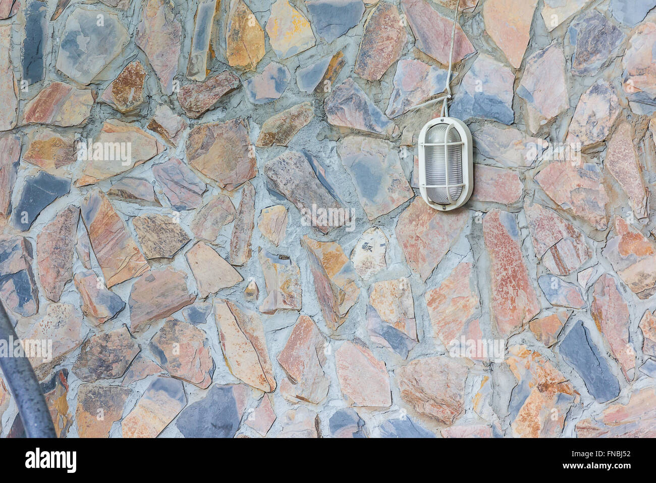 Classic lanterna bianca sulle tegole rosse parete. Foto Stock