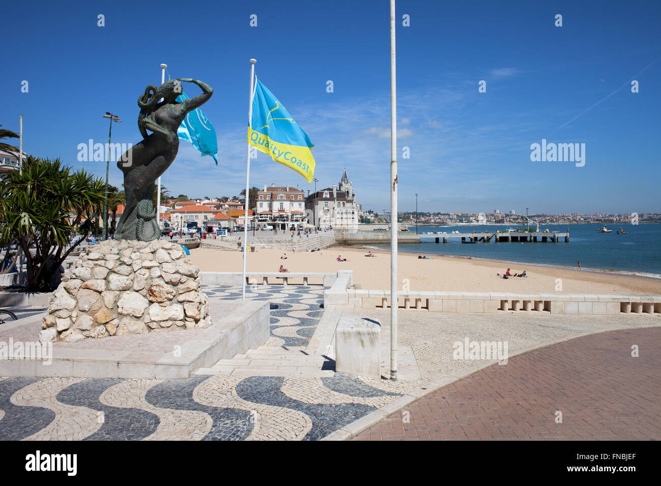 Portogallo, località di villeggiatura di Cascais, Monumento alle scoperte portoghesi sulla spiaggia di Praia da Ribeira sull'Oceano Atlantico, costa di qualità bandiera blu Foto Stock