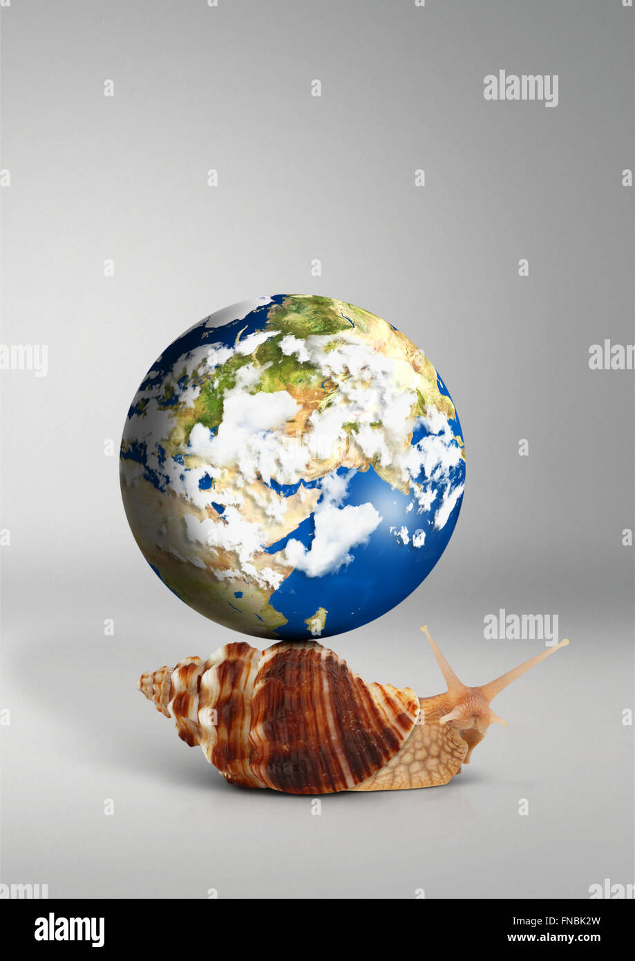 Va a passo di lumaca con globo sulla shell su grigio Foto Stock