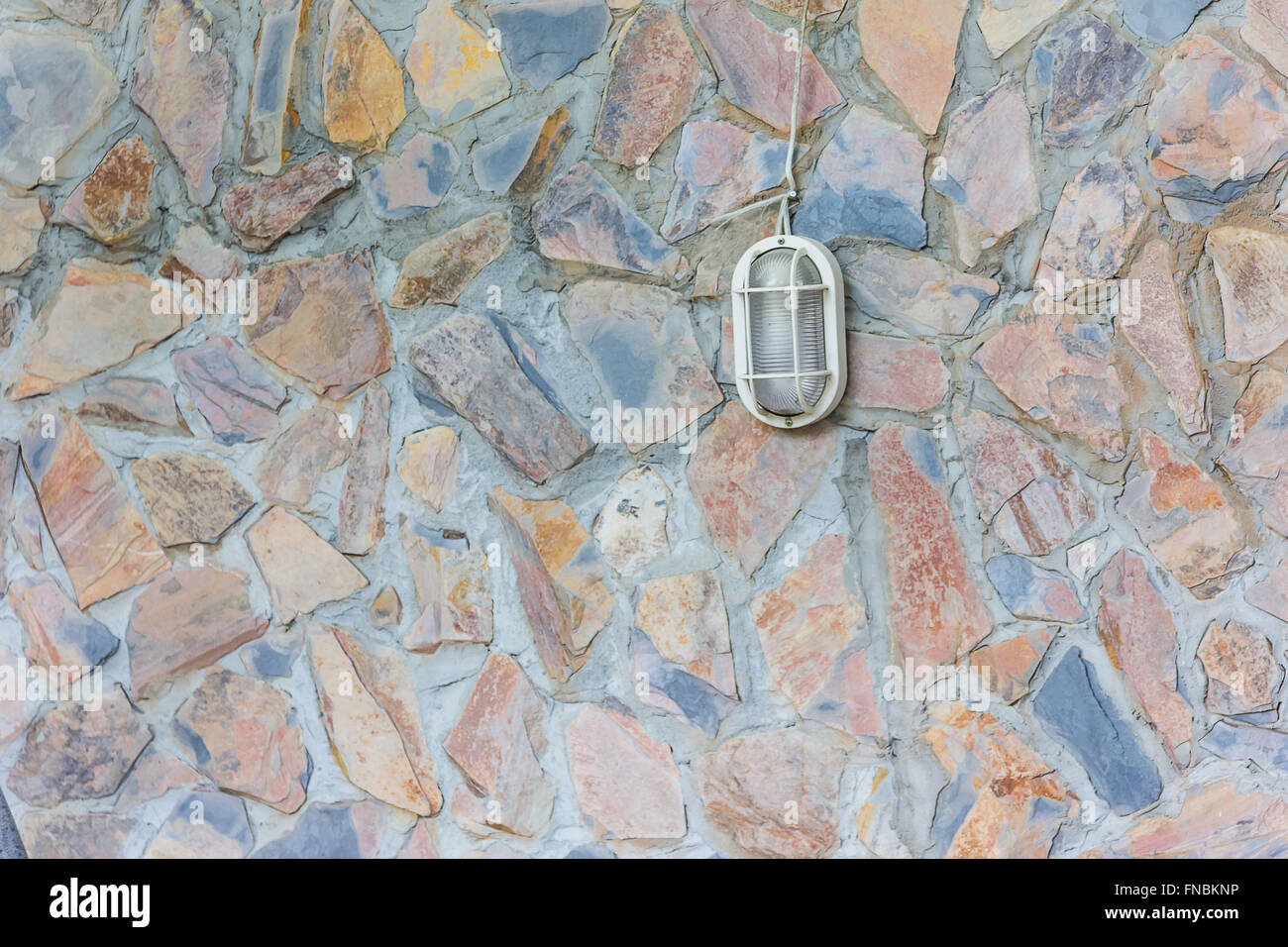 Classic lanterna bianca sulle tegole rosse parete. Foto Stock