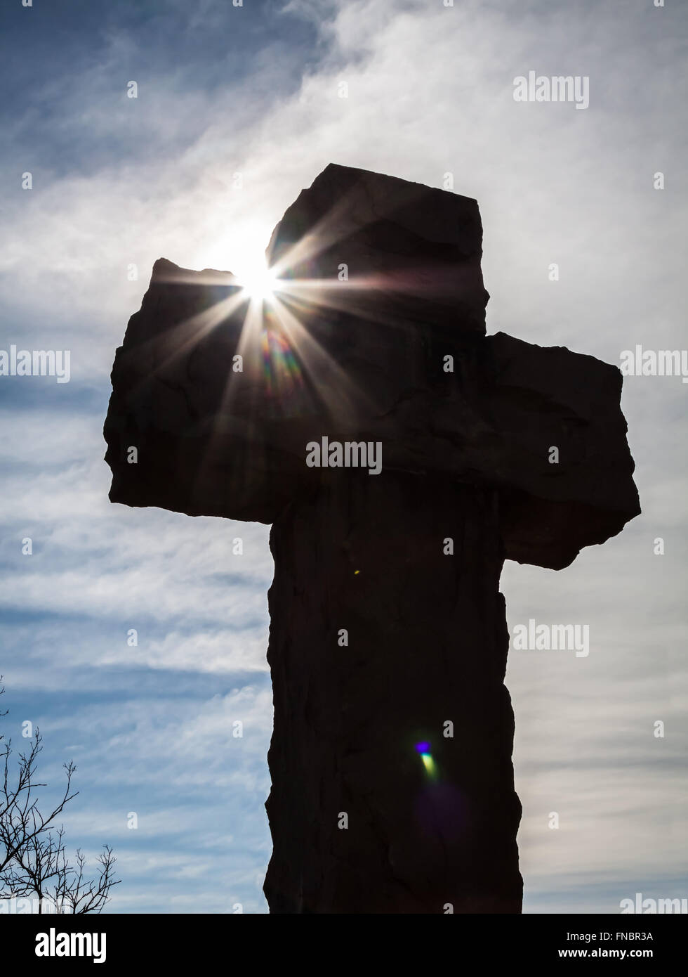 Croce di pietra monumento con sun flare Foto Stock