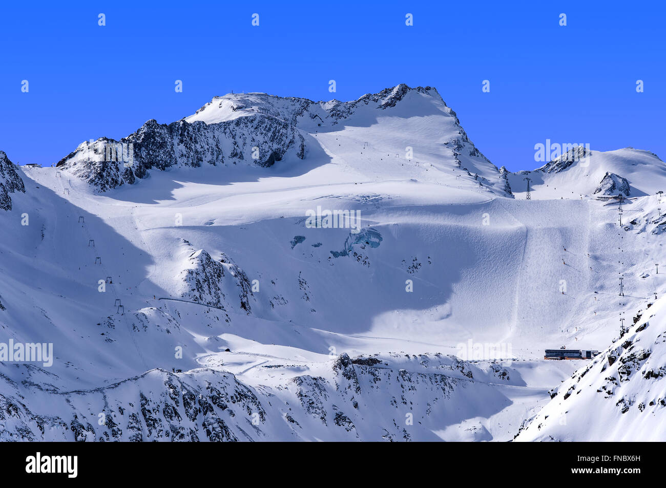 Impianti di risalita, piste e piste sul ghiacciaio Rettenbach in Solden località sciistica nelle Alpi Otztal in Tirol, Austria Foto Stock