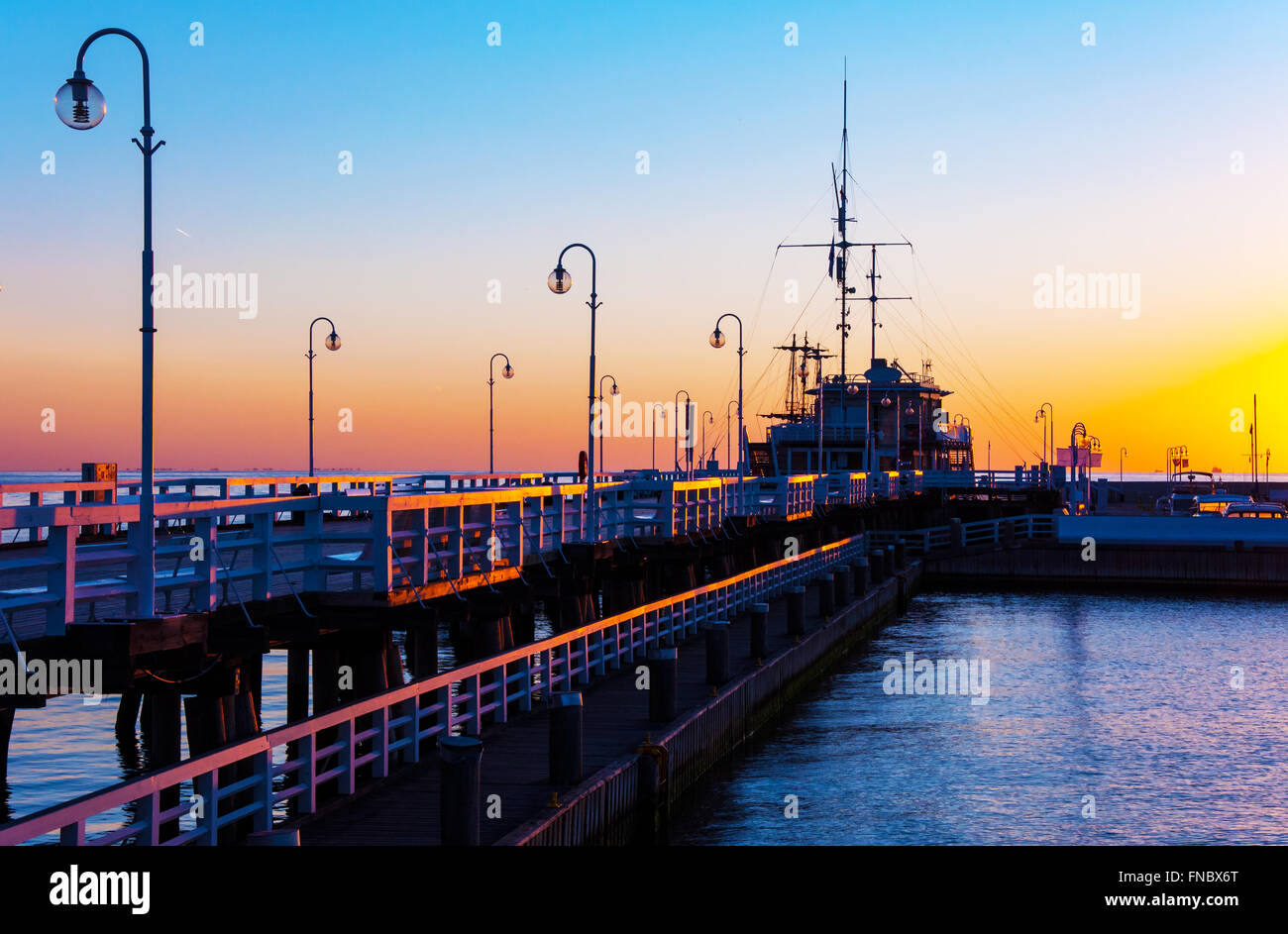 Sunrise al molo in legno (molo) in Sopot, Polonia Foto Stock