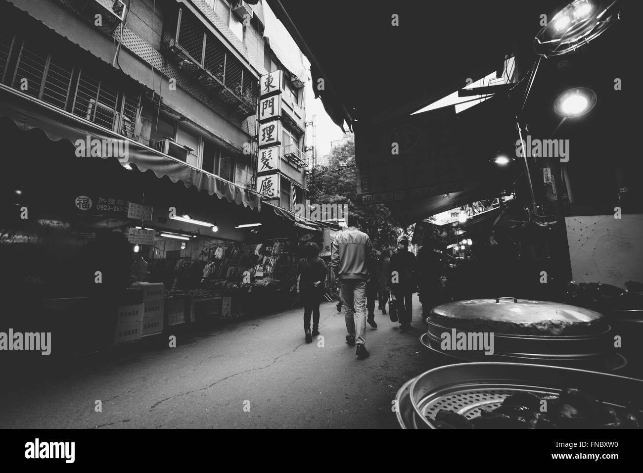 Mercato di strada lungo la corsia 75, Linyi St, nel quartiere Zhongzheng, Taipei, Taiwan. Foto Stock