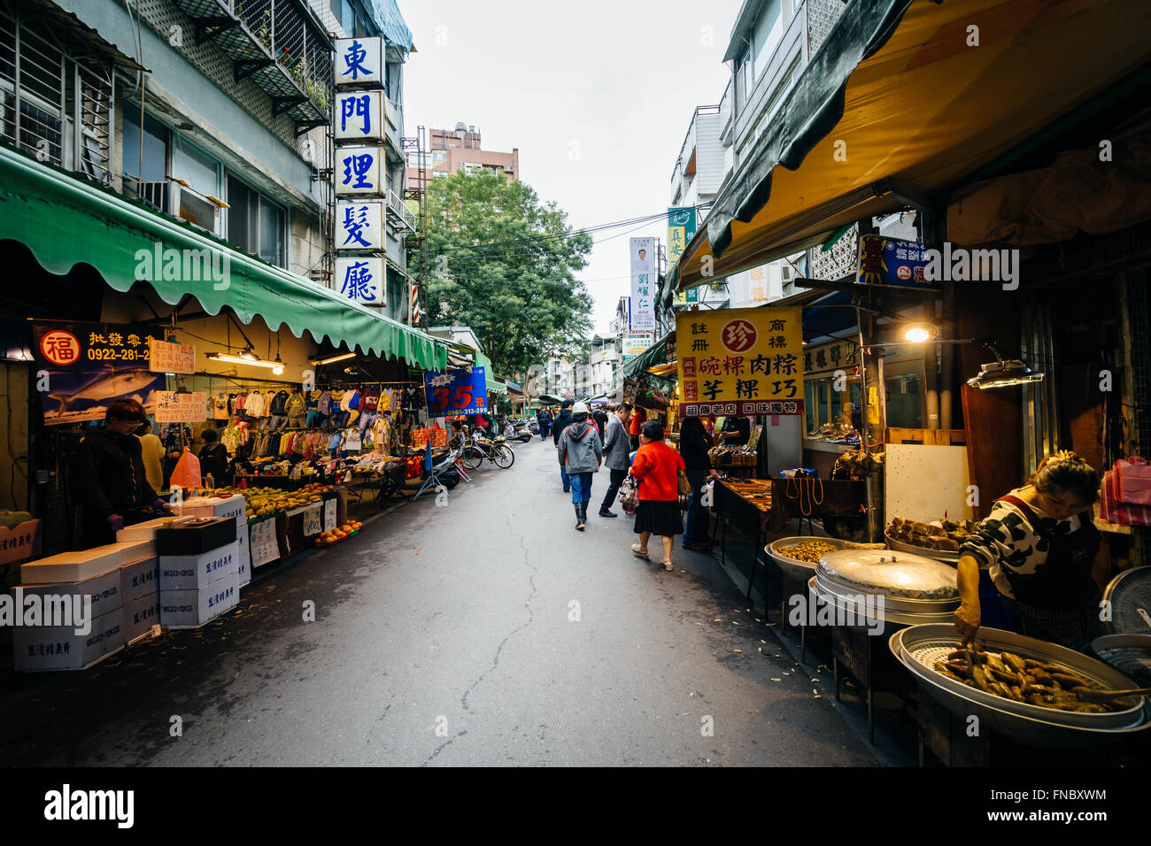 Mercato di strada lungo la corsia 75, Linyi St, nel quartiere Zhongzheng, Taipei, Taiwan. Foto Stock