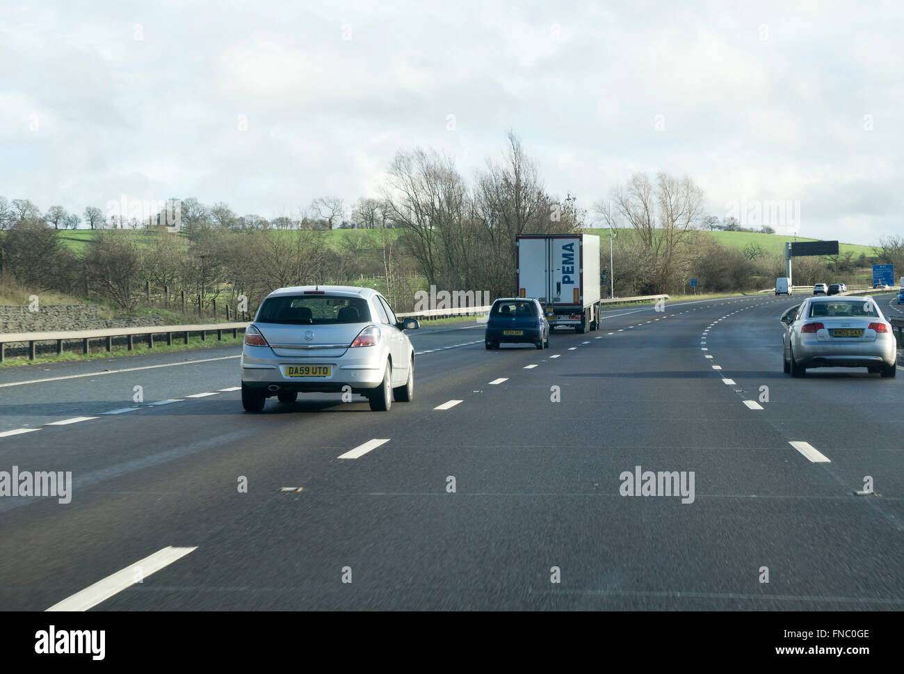 Le vetture che viaggiano su una autostrada nel Regno Unito. La vista attraverso un parabrezza di automobile. Foto Stock