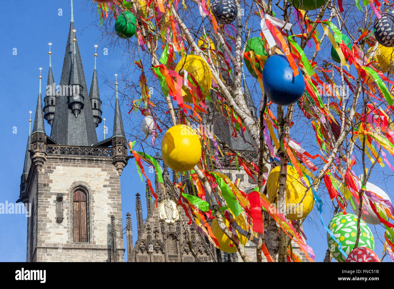 Uova dell'albero di Pasqua ceco appese ai rami uova colorate simbolo tradizionale della primavera di fronte alla Piazza della città Vecchia della Chiesa di Tyn, Praga Repubblica Ceca Foto Stock