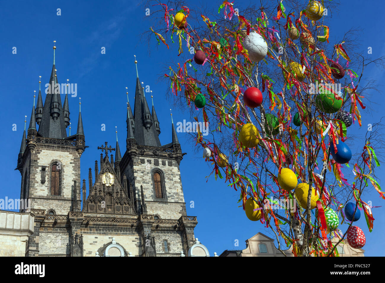 Pasqua a Praga albero decorato con uova colorate presso la Piazza della Città Vecchia durante i mercati pasquali, Praga, Repubblica Ceca Foto Stock