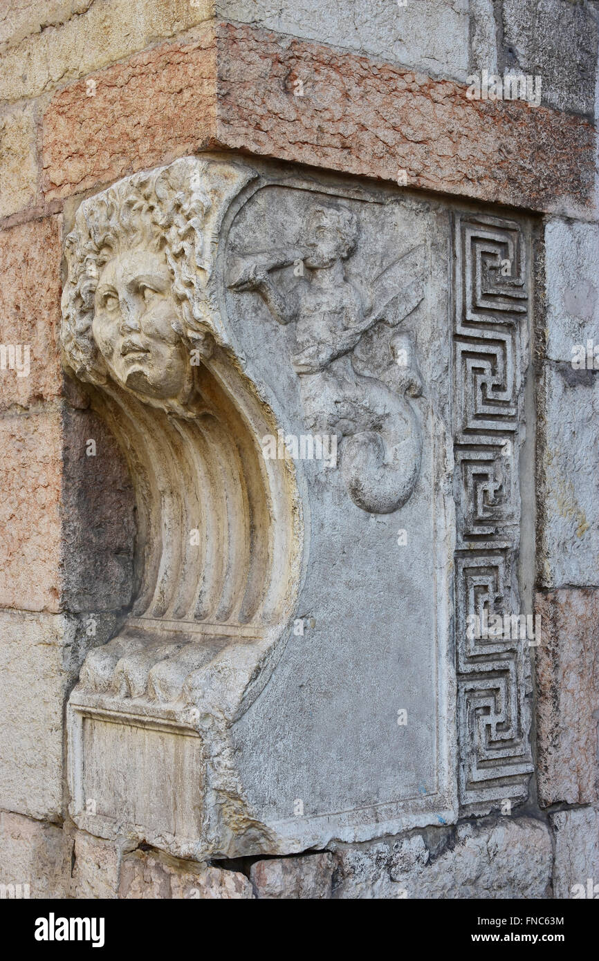 Rovine dell antico edificio romano con Gorgone testa e triton, nel centro di Verona Foto Stock