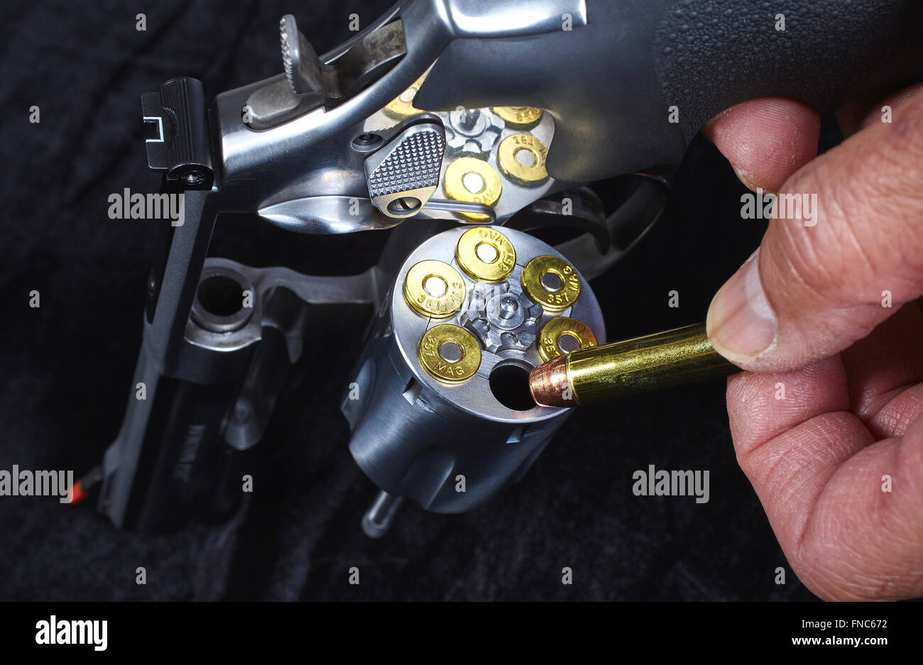Caricamento uomo revolver Magnum pistola closeup Foto Stock