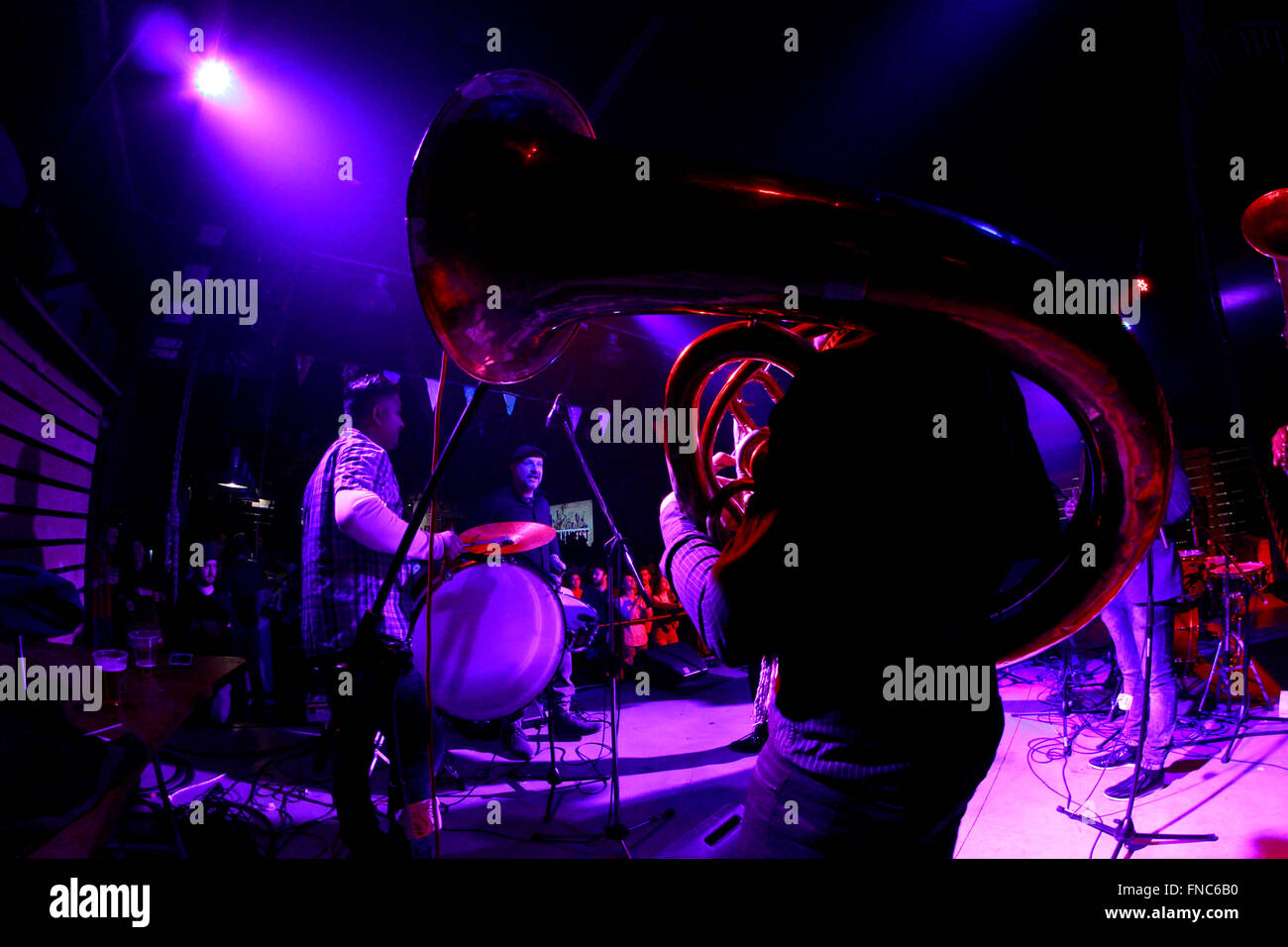 Lettore Sousaphone da Luboyna o Ljubojna band (F.Y.R.O.M), durante il festival BalkanFest. 'Noi' spazio d'arte. Tessalonica, GR. Foto Stock