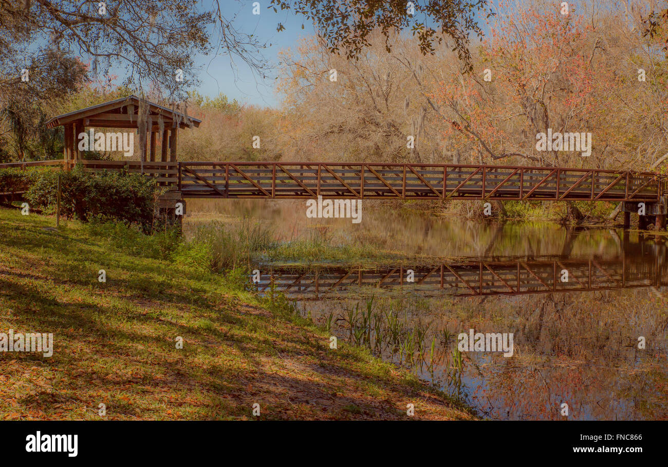 La riflessione - Gazebo e passerella al Sawgrass Lake Park, Florida Foto Stock