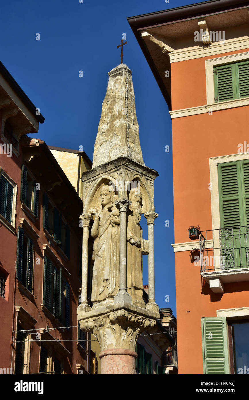 Tipico santuario medievale a Verona vicino alla famosa Arena, con la Vergine Maria e San Antonio il Grande, il padre di tutti i monaci Foto Stock