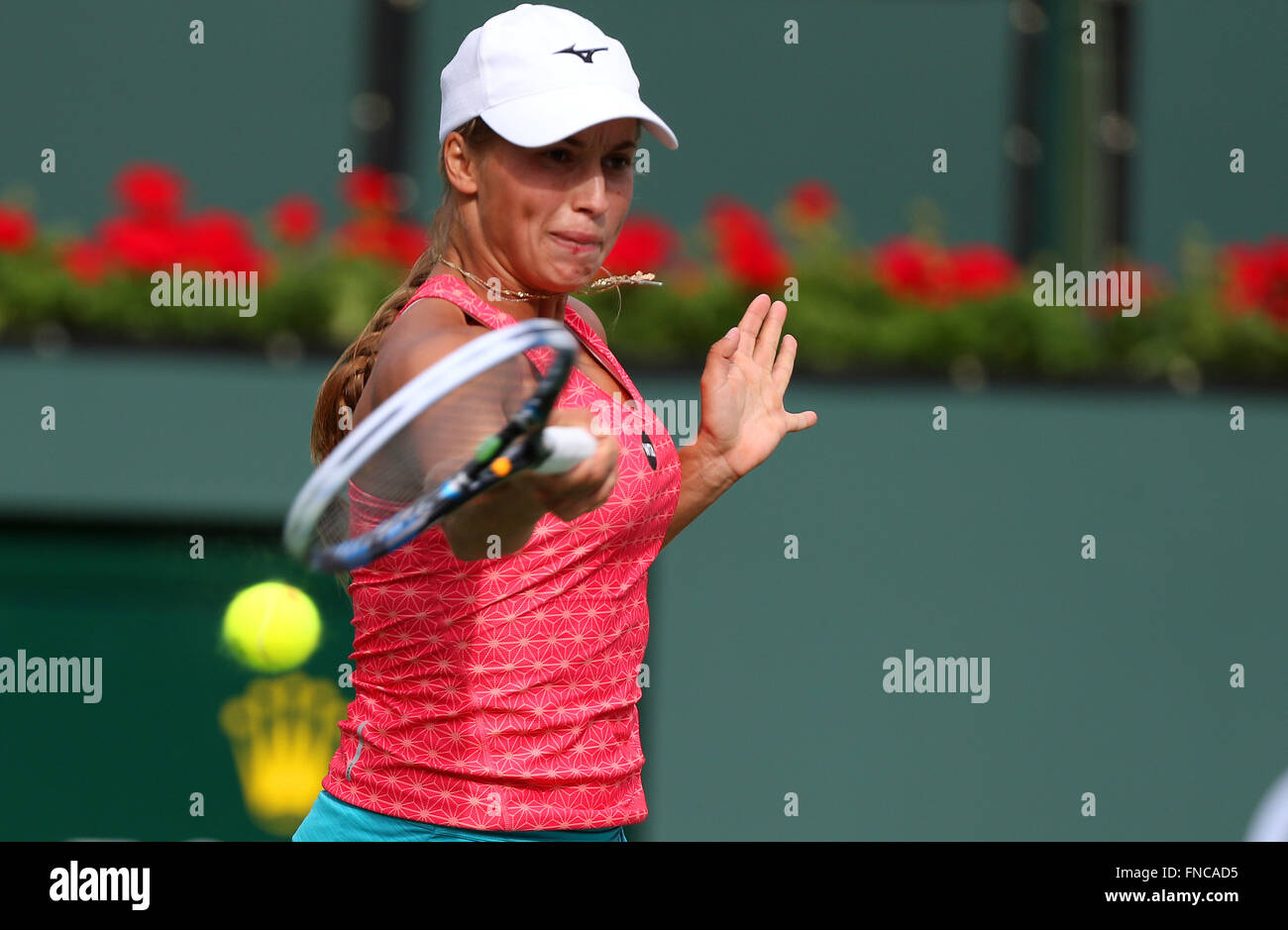 Indian Wells, California, Stati Uniti d'America. 13 Mar, 2016. Yulia Putintseva del Kazakistan restituisce un colpo contro Serena Williams durante il 2016 BNP Paribas Open a Indian Wells Tennis Garden di Indian Wells, California. Charles Baus/CSM/Alamy Live News Foto Stock