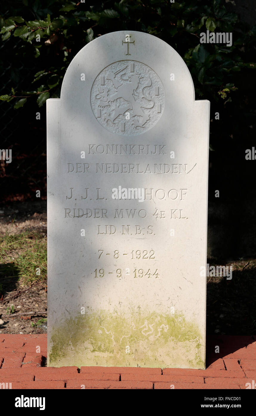 La tomba della Resistenza olandese fighter Jan Van Hoof nella guerra olandese tombe cimitero, Joncurbos, Nijmegen, Paesi Bassi. Foto Stock