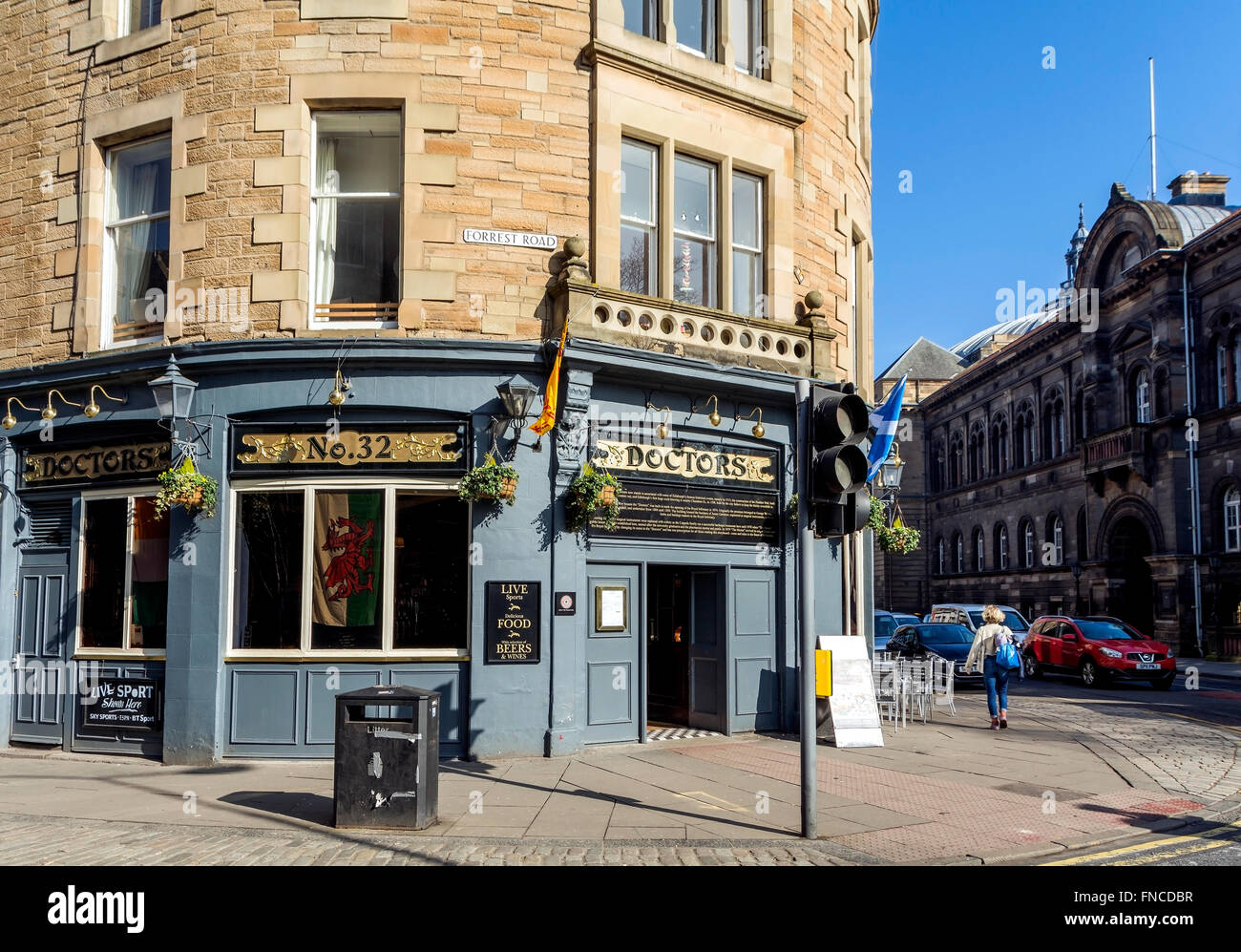 Il ben noto pub di Edimburgo "medici" sull'angolo di Forrest Road, di fronte alla ex scuola medica e Royal Infirmary. Foto Stock