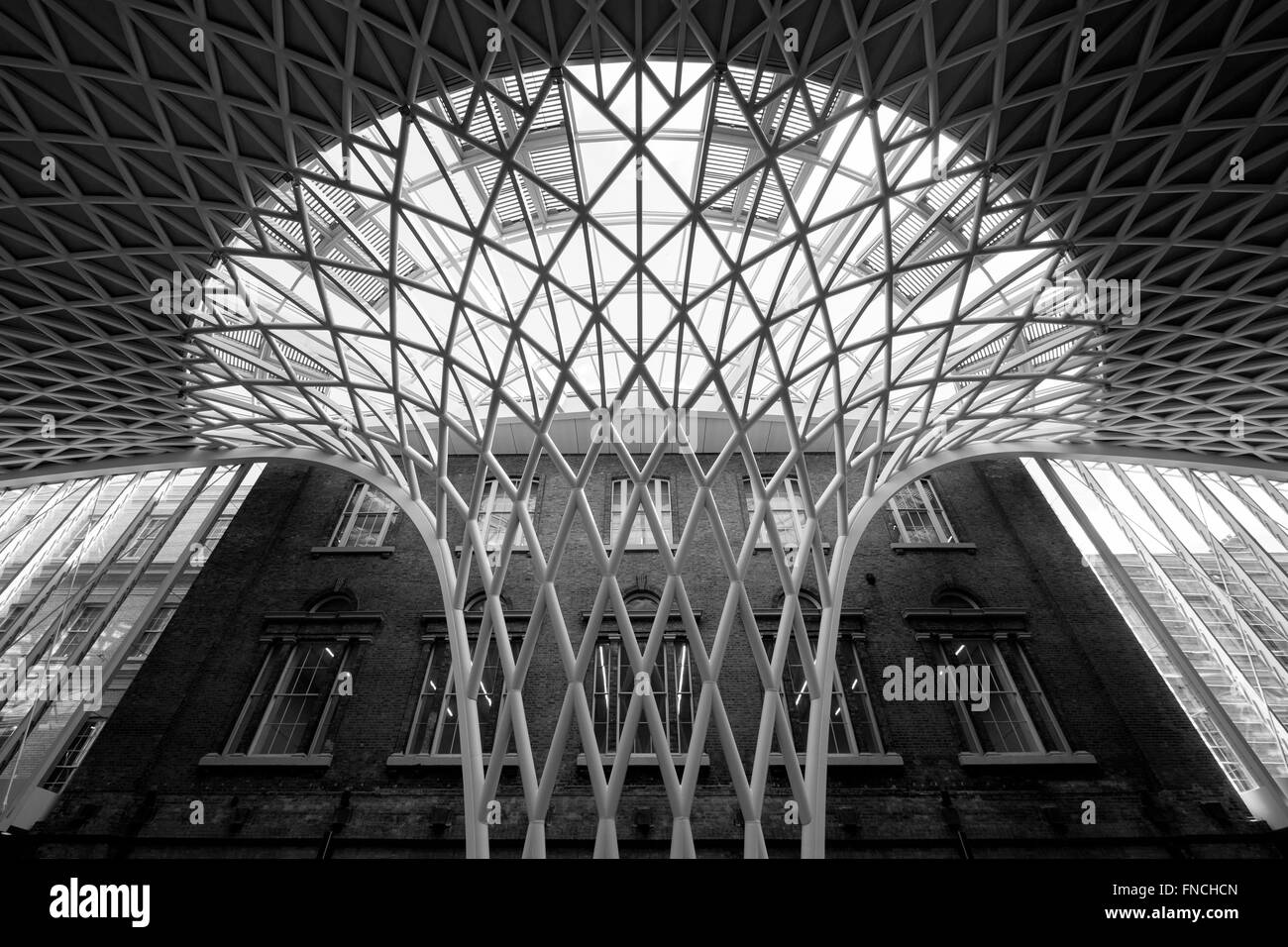 Il complesso diagrid struttura a guscio del tetto della stazione di King Cross, LONDRA, REGNO UNITO, progettato da ARUP. Foto Stock