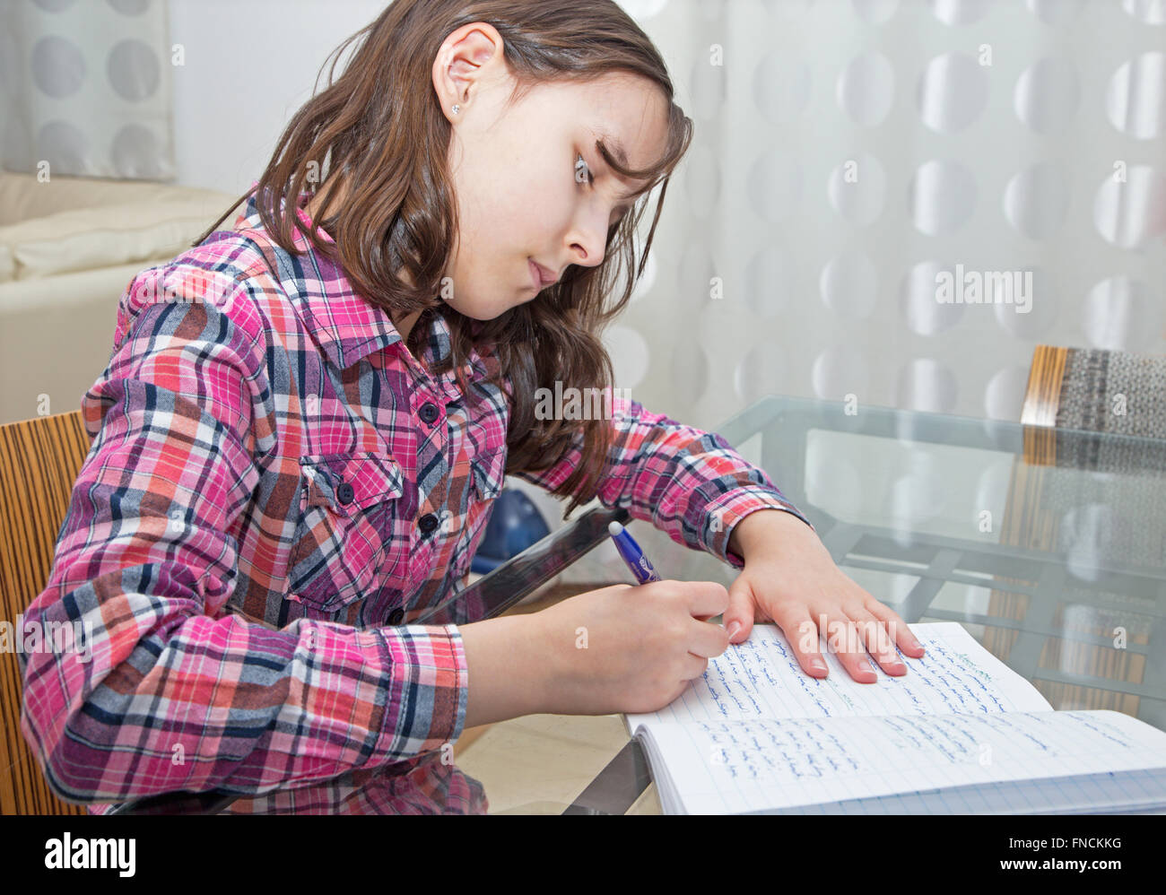 Apprendimento di pupilgirl Foto Stock