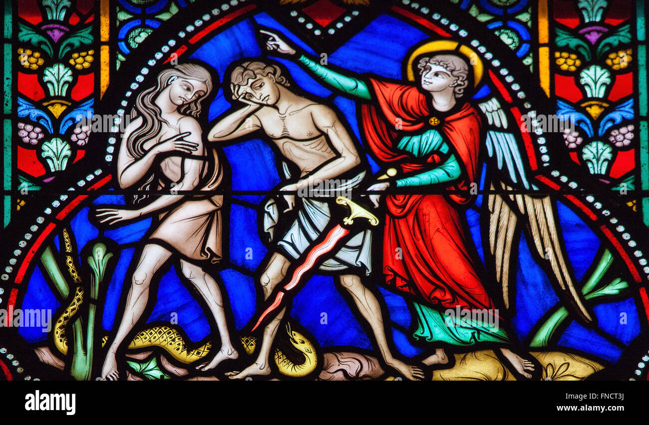 Adamo ed Eva espulsi dal giardino di Eden su una finestra di vetro colorato nella cattedrale di Bruxelles, Belgio. Foto Stock