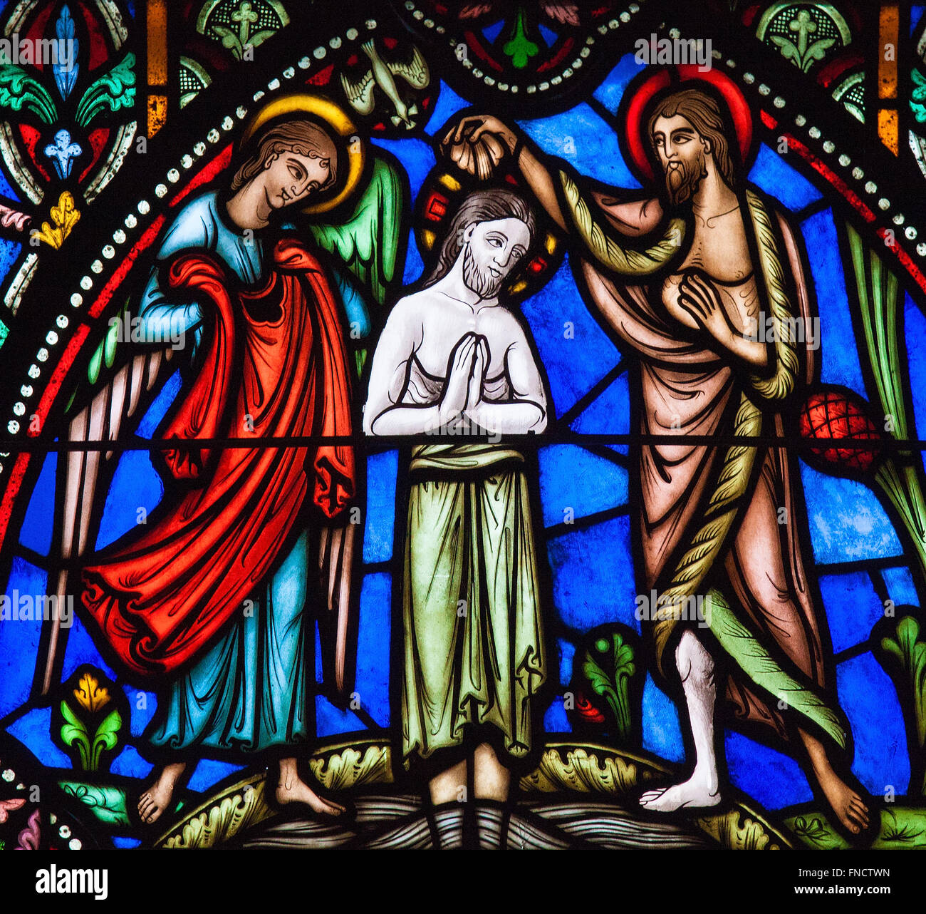 Le vetrate colorate del battesimo di Gesù nel fiume Giordano da Giovanni Battista, nella Cattedrale di Bruxelles, Belgio. Foto Stock