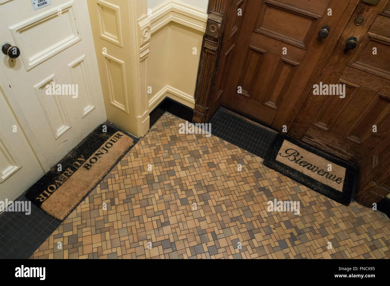 Sportello anteriore saluti mat Foto Stock