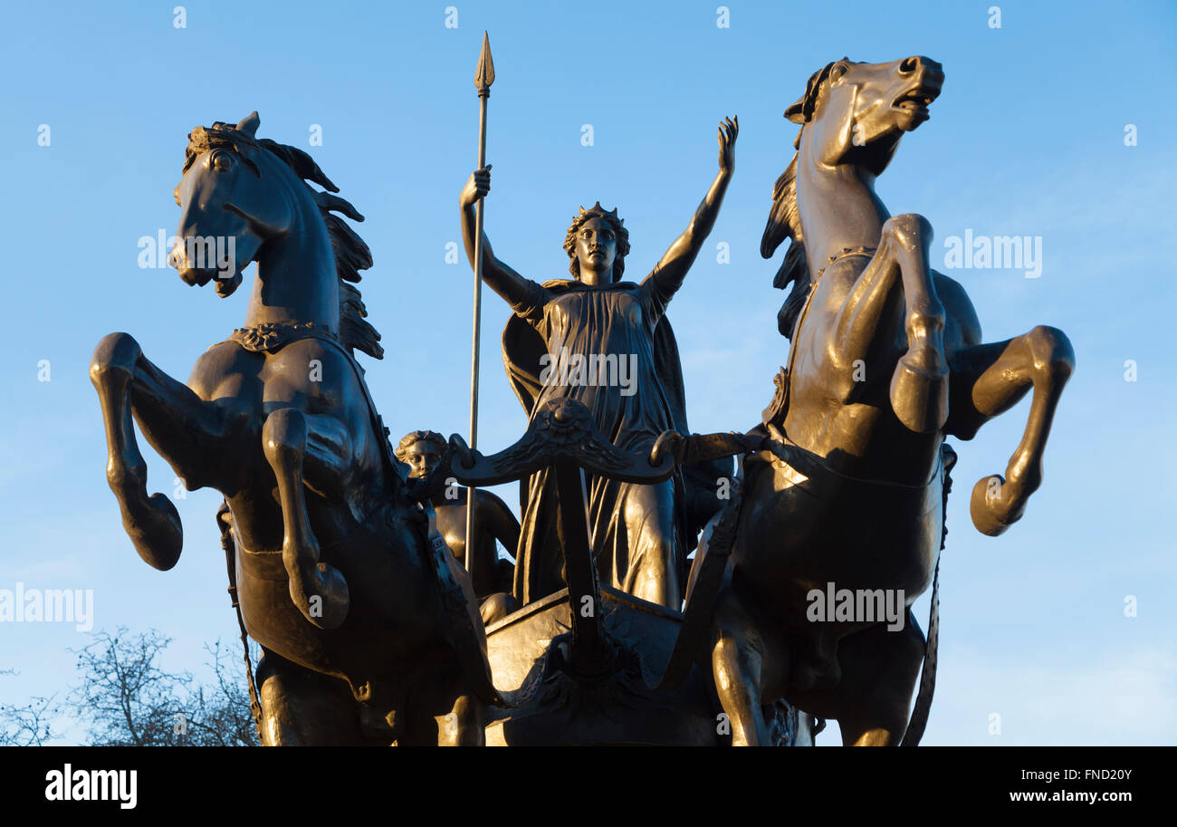 1850 Scultura in bronzo di commemorazione, Boudicca regina degli Iceni britannico tribù, che ha guidato la rivolta contro i Romani. Victoria Embankment, Londra Foto Stock