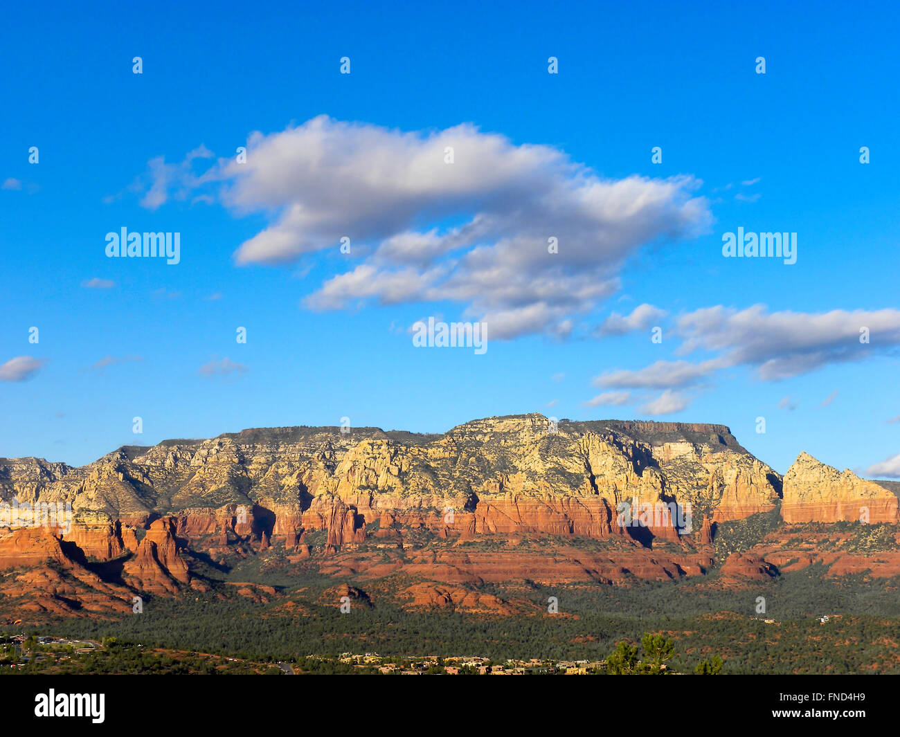 Affacciato a Sedona in Arizona, nel tardo pomeriggio, colorate montagne di colore rosso e verde valle sottostante. Foto Stock