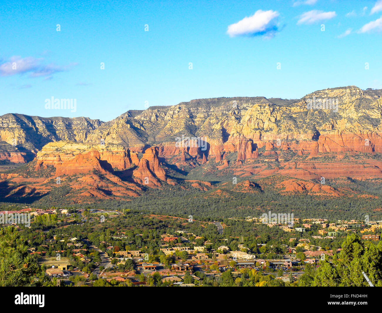 Affacciato a Sedona in Arizona, nel tardo pomeriggio, colorate montagne di colore rosso e verde valle sottostante. Foto Stock
