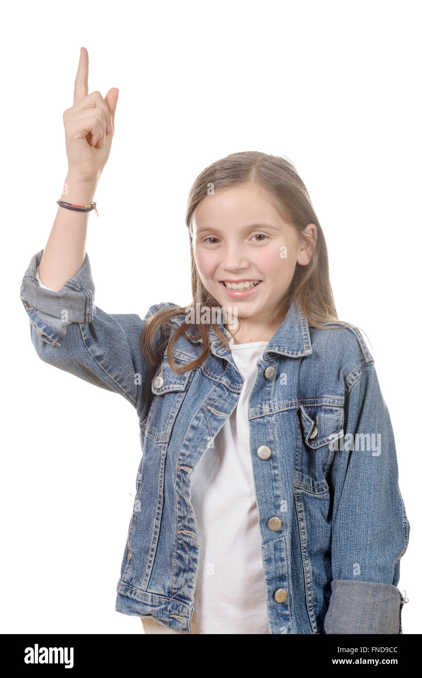 Un ritratto di una scolaretta sollevando il dito su bianco Foto Stock