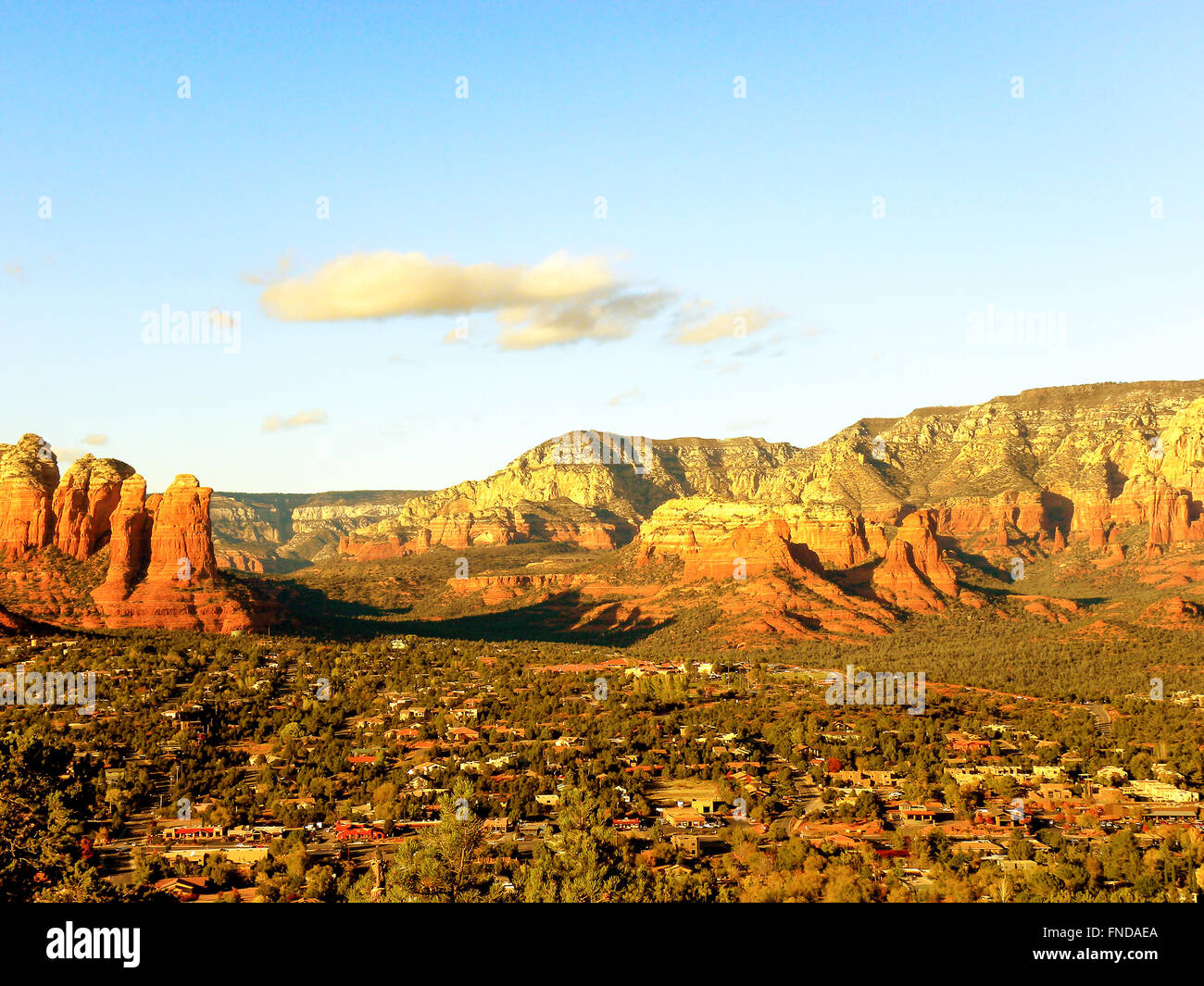 Sedona al tramonto e si affaccia a Sedona in Arizona, nel tardo pomeriggio, colorate montagne di colore rosso e verde valle sottostante. Foto Stock