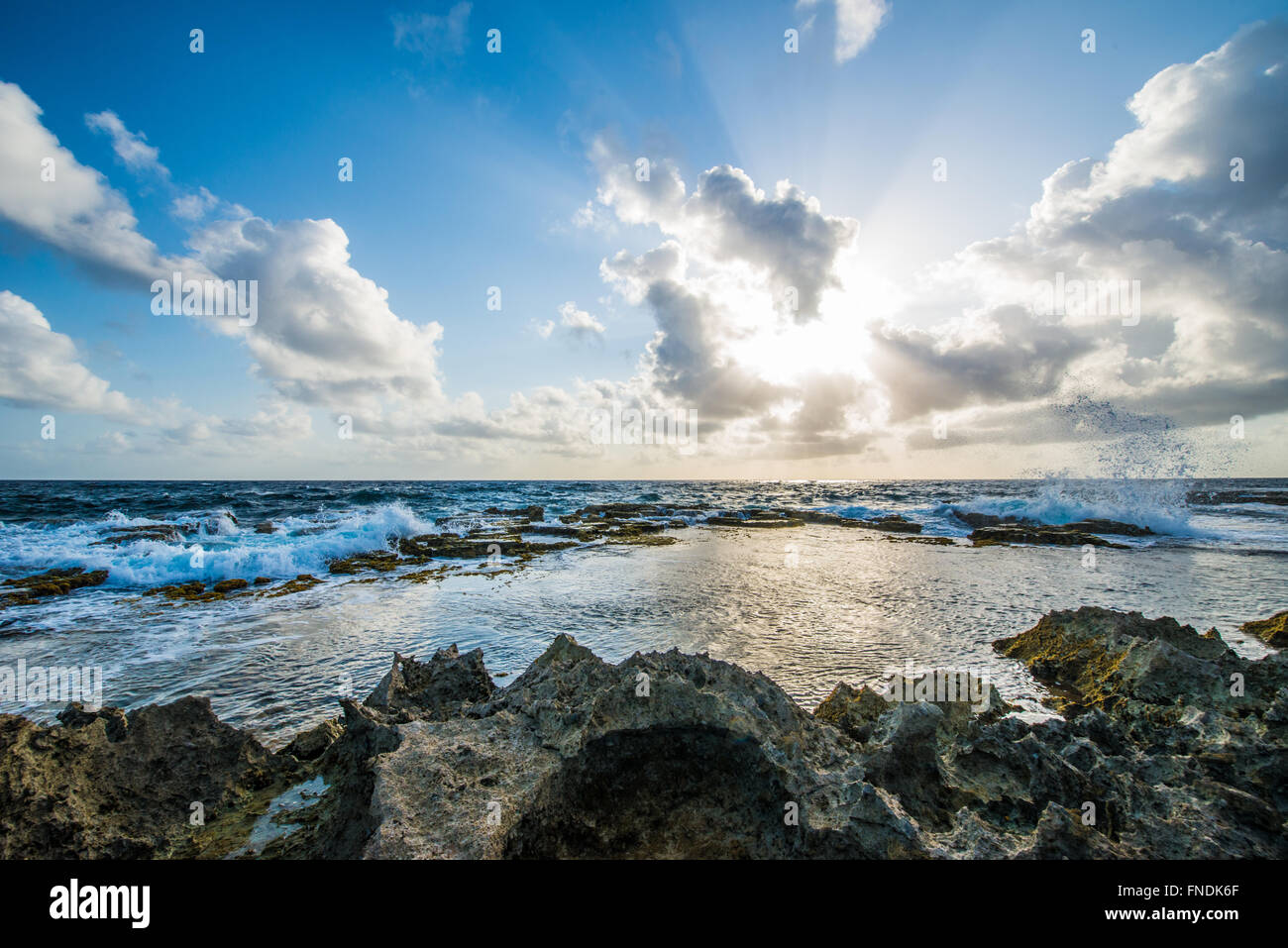 Bellissima vista sulle spiagge e il mare dei Caraibi di Bonaire con sun sining dietro le nuvole. Foto Stock